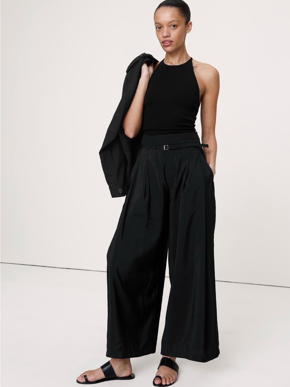 Banana Republic Pleated Wide Leg Cropped Pant in Luster Twill. Black. Size 6